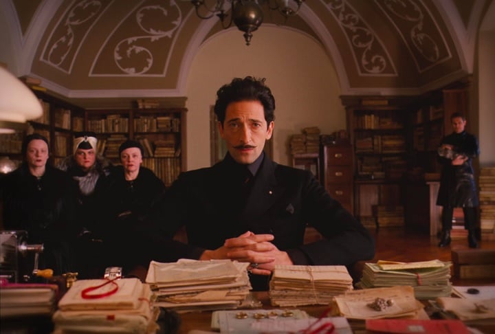 O Grande Hotel Budapeste (2014), de Wes Anderson, com Ralph Fiennes e Tony Revolori, acompanha as aventuras do concierge e seu ajudante durante a guerra.