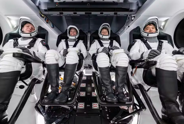 Na madrugada de 16/03, enfim, a cápsula Dragon Endurance, da SpaceX ancorou na Estação Espacial Internacional para resgatar a dupla de astronautas. A nave partiu do Centro Espacial Kennedy, na Flórida, impulsionada por um foguete Falcon 9 e levou cerca de 29 horas para chegar ao destino. 
