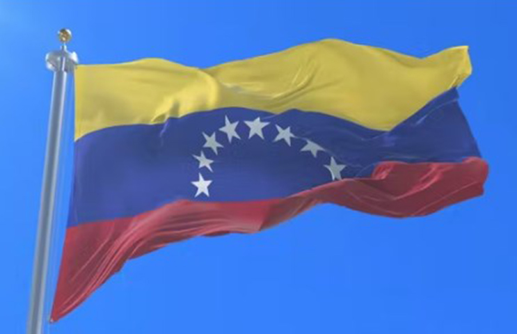 10º - VENEZUELA - O petróleo é a maior riqueza do país, respondendo pela maioria das exportações e receitas estatais. O ferro e a bauxita sustentam a indústria siderúrgica e de alumínio, essenciais para a infraestrutura. O carvão, ouro e gás natural complementam a economia, mas são afetados por crises políticas e sanções internacionais.