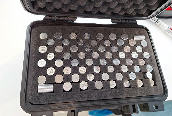 A empresa lamentou o ocorrido, mas destacou que os restos mortais tiveram uma jornada histórica antes de se perderem no mar.