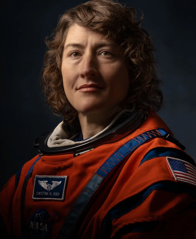 O recorde de dias consecutivos no espaço entre mulheres é da estadunidense Christina Koch, com 328. Foram 5.248 órbitas da Terra e 223 milhões de quilômetros percorridos, segundo o jornal britânico The Guardian. 


