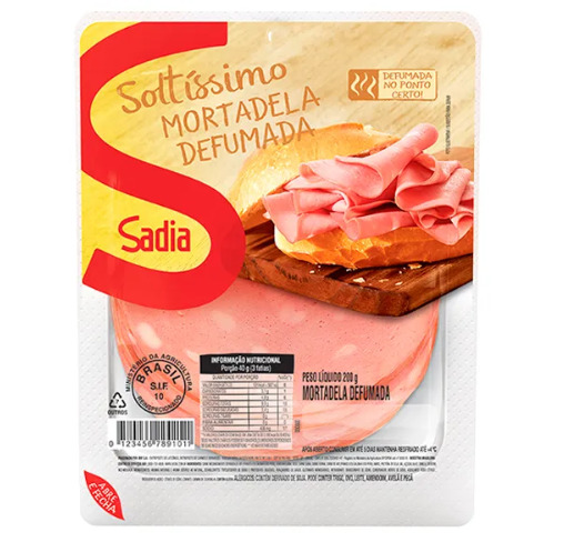 No Brasil, grandes marcas como Sadia e Perdigão popularizaram a mortadela em mercados com preços acessíveis.

