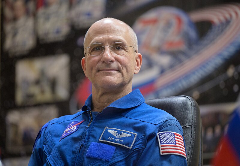 Jatos azuis e sprites são termos que são aplicados de forma bastante vaga ao que eu gosto de chamar de 'relâmpagos direcionados para cima' (UDL). Este é um fenômeno atmosférico elusivo bastante novo, agora amplamente capturado por câmeras digitais, mas ainda não totalmente compreendido”, completou Petit (foto). 