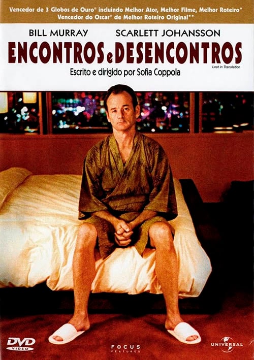 Encontros e Desencontros (2003), de Sofia Coppola, com Bill Murray e Scarlett Johansson, narra a conexão entre dois estrangeiros solitários em Tóquio.