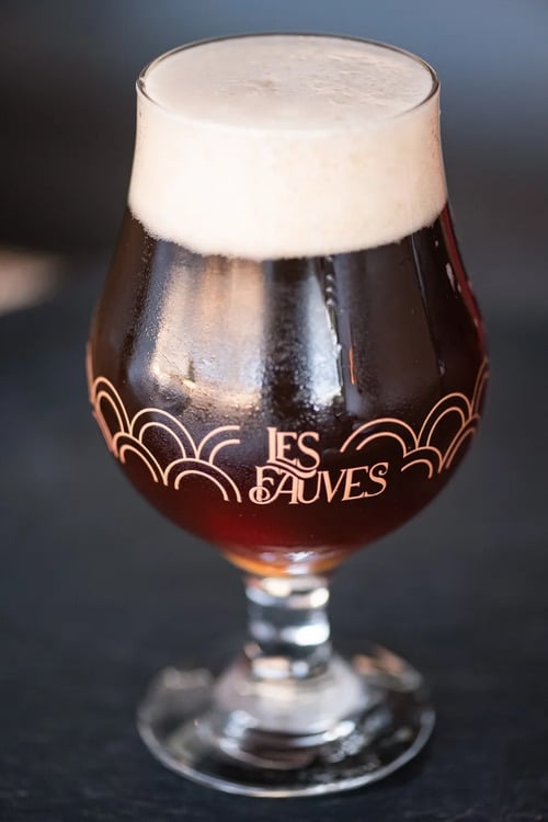 A levedura natural (fungos microscópicos) fermenta a fruta madura, convertendo as moléculas de açúcar em etanol e dióxido de carbono. Aí a fruta pode deixar os animais bêbados