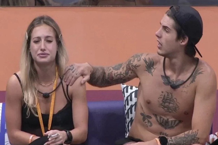 Em uma conversa, Bruna disse que ela era o homem da relação. Gabriel então respondeu: Mas já já você vai tomar umas cotoveladas na boca. O apresentador Tadeu Schmidt, então, deu uma bronca ao vivo no participante.