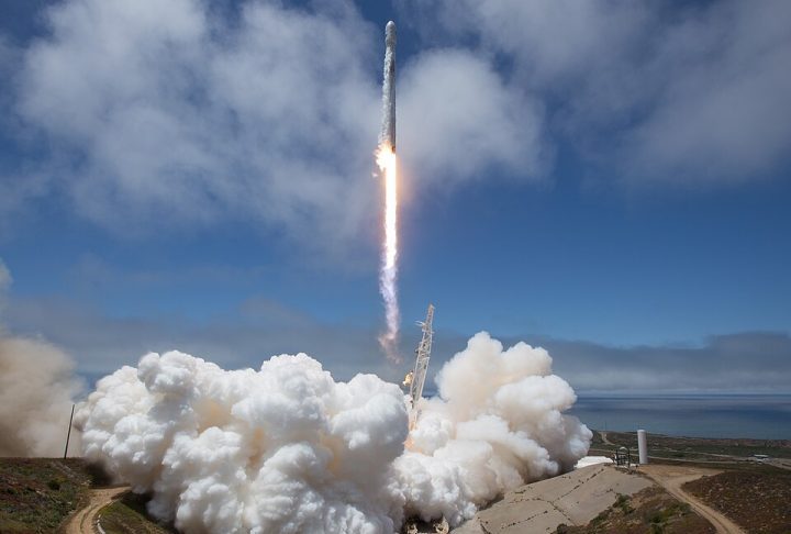 Em junho/25, a Falcon 9 e a cápsula Crew Dragon “Grace” lançaram a missão Axiom 4, transportando quatro astronautas — incluindo um indiano, um húngaro e um polonês — rumo à Estação Espacial Internacional (ISS). 