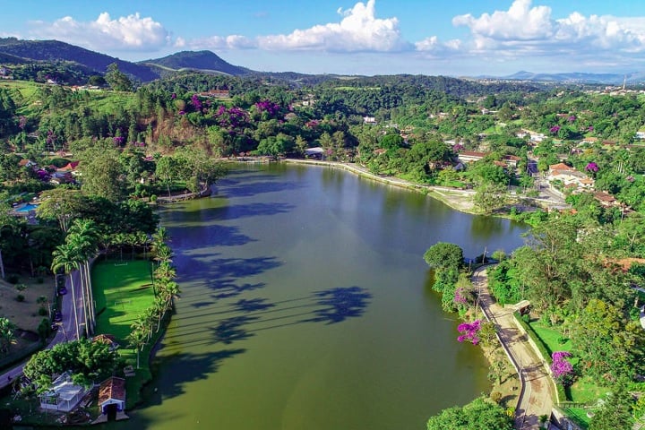 A cidade tem expandido para oferecer opções de lazer e entretenimento para seus visitantes. O Lago Javary é um dos principais cartões-postais, ideal para passeios de pedalinho, caiaque ou simplesmente para relaxar à beira d'água.