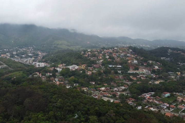 Com cerca de 27 mil habitantes, o charmoso município fica na região serrana do Rio de Janeiro, a cerca de 120 km da capital. 