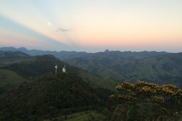 Situada a aproximadamente 618 m de altitude, Miguel Pereira fazia parte da expansão cafeeira do Vale do Paraíba no século 18.
