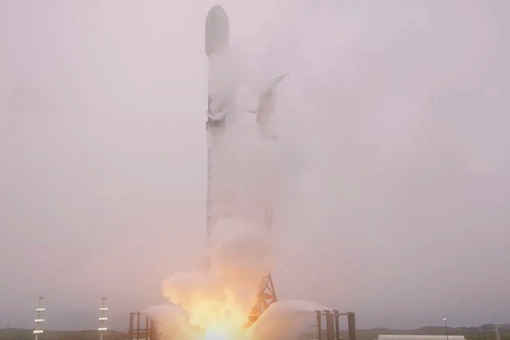 No fim de junho, a empresa espacial SpaceX colocou 70 cargas em órbita, incluindo satélites e cápsulas modulares, em uma missão intitulada 