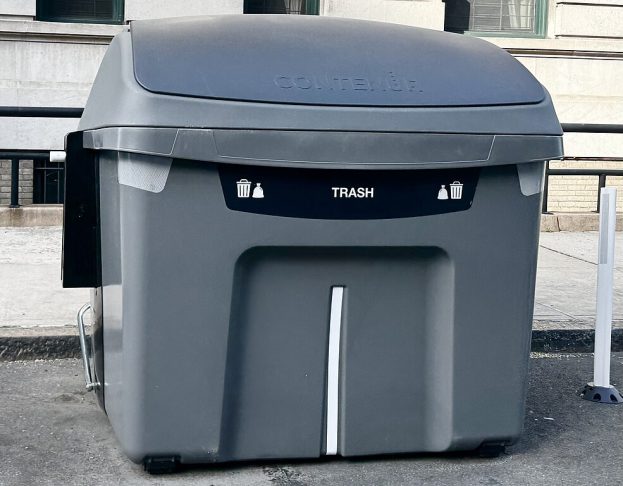 Outra medida eficaz foi a contenção do lixo em contêineres fechados, reduzindo em 55% os relatos sobre ratos em algumas áreas.