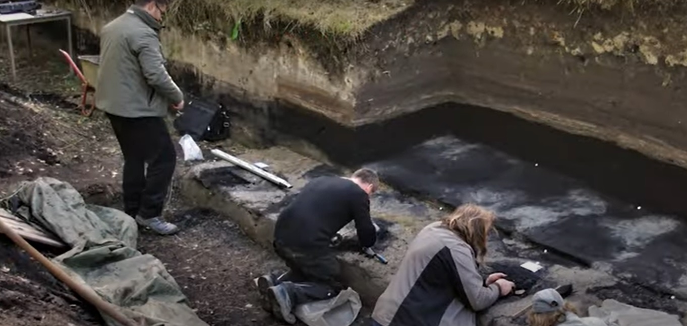 Segundo os pesquisadores, as impressões são de uma espécie extinta chamada Homo heidelbergensis e estão cercadas por várias pegadas de animais.