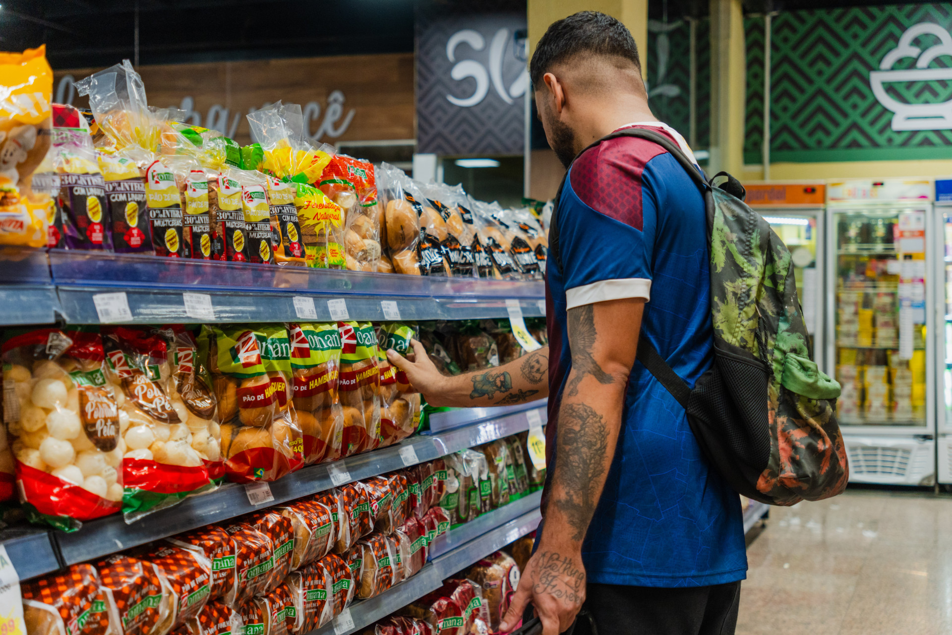 ￼JUROS altos pressionam consumo das famílias (Foto: FERNANDA BARROS)