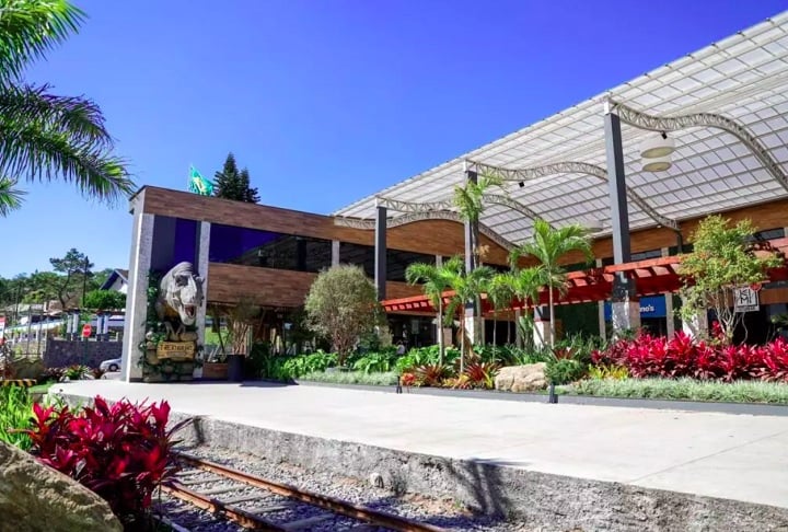 A Rua Coberta, no centro da cidade, é um espaço charmoso com lojas, restaurantes e cafés, inspirado no famoso ponto turístico de Gramado (RS).