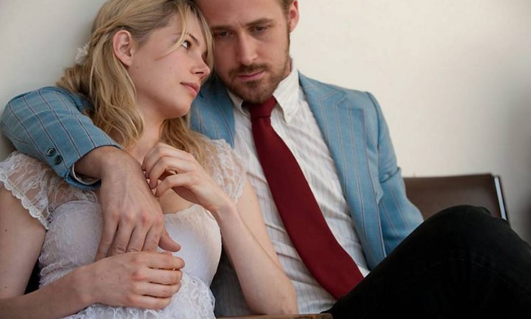 Namorados para Sempre (2010), de Derek Cianfrance, estrelado por Ryan Gosling e Michelle Williams, mostra o início e o desgaste de um amor, entrelaçando momentos do passado e do presente.