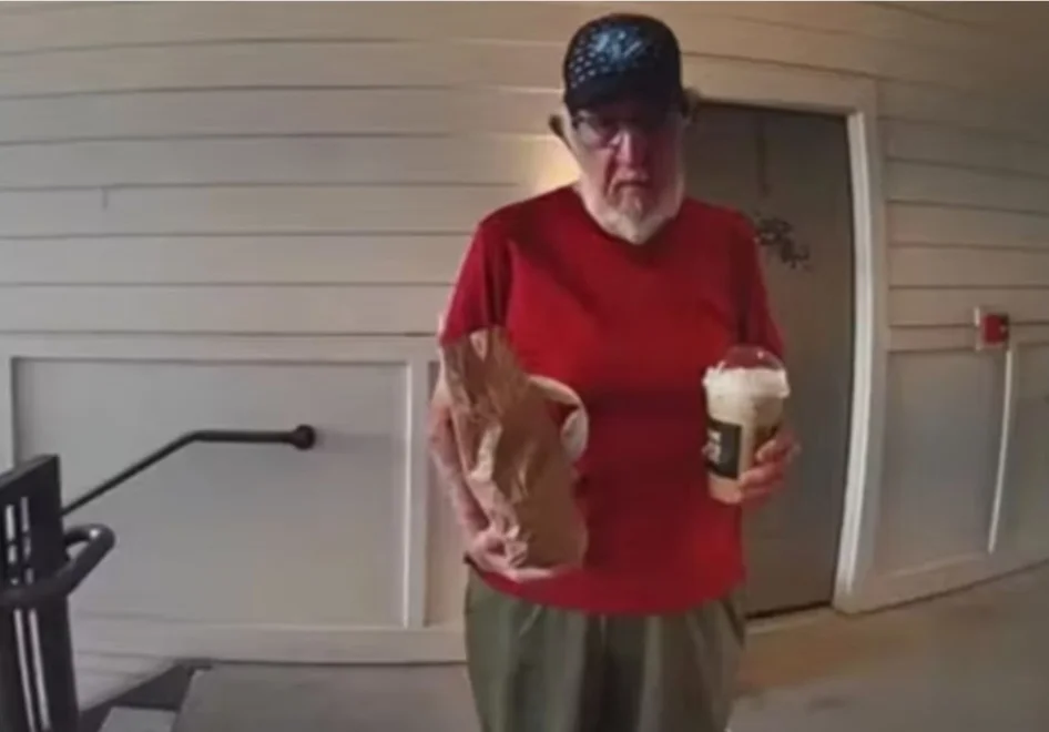 Ireland Dannehold,  jovem moradora da Flórida, emocionou os internautas ao fazer uma campanha em benefício do homem que chegou para entregar sua comida. É que ele é idoso e ainda batalha pelo sustento.  Larry subiu três andares de escada para levar a encomenda. 
