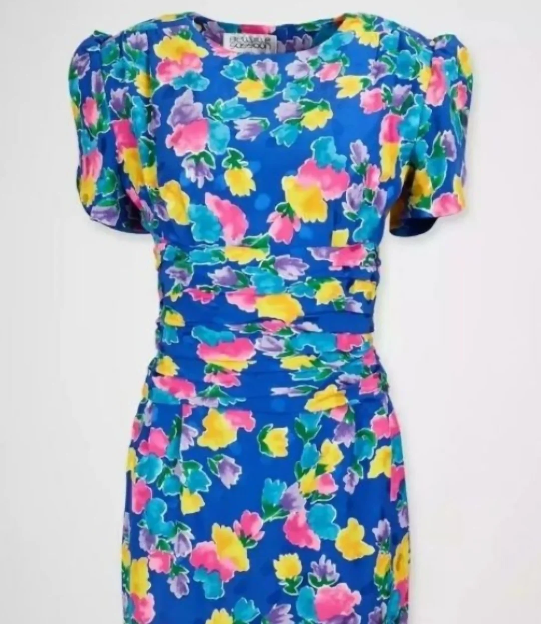 Um vestido florido que pertenceu à princesa Diana foi arrematado por R$ 2,8 milhões num leilão. E a compradora é tão fã da Lady Di que desmaiou ao conseguir a peça. 