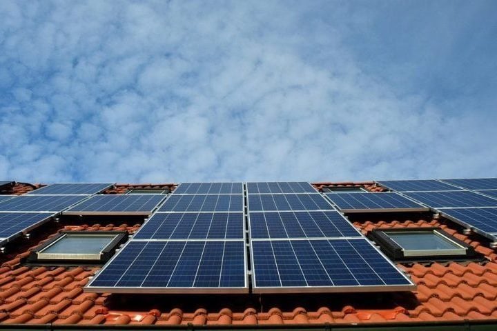 Hoje, o sistema conta com 24 painéis solares de 440 watts cada e fornece energia contínua sem depender da rede elétrica. 