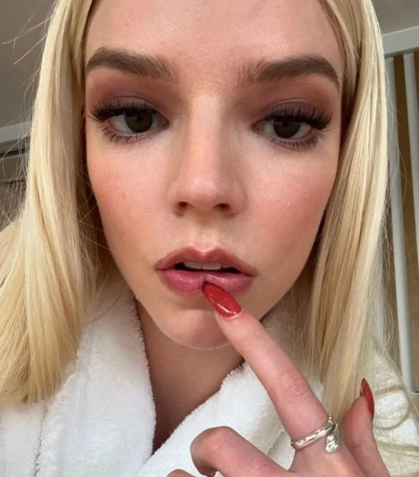 Aos 16 anos, Taylor-Joy decidiu dedicar-se integralmente à atuação, demonstrando um talento natural que rapidamente chamou a atenção de quem convivia com ela.