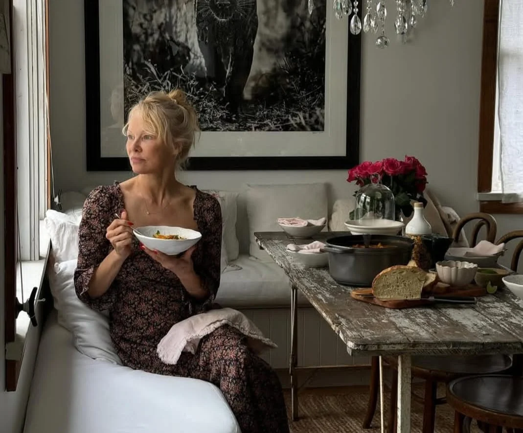 A atriz americana Pamela Anderson incluiu um filme brasileiro na lista dos melhores do século 21, segundo seu gosto pessoal. 