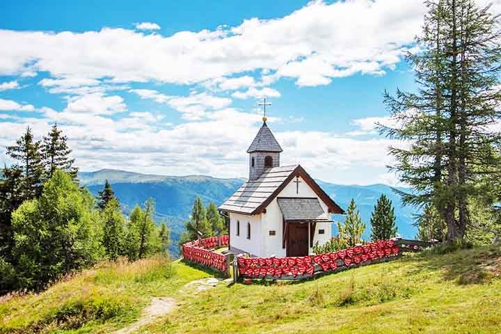 Capelas religiosas são pequenas edificações dedicadas ao culto cristão, podendo ser independentes ou anexas a igrejas, mosteiros e instituições. Geralmente, servem para orações, missas e celebrações menores, atendendo comunidades locais ou grupos específicos.