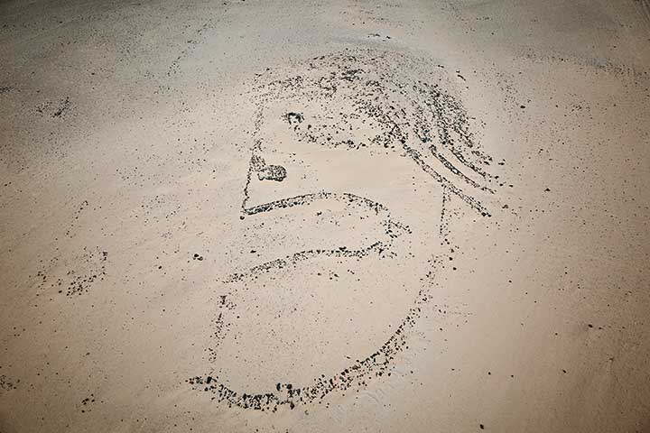 O geoglifo de Chupacigarro representa um rosto de perfil com o olho fechado, a boca aberta e cabelos esvoaçantes. Os traços do rosto preservam as características pré-hispânicas das civilizações ao norte do Peru.

