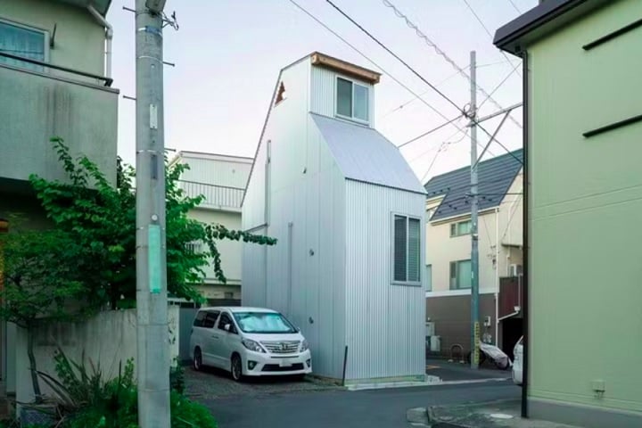 Uma casa construída em Nakano, na região metropolitana de Tóquio, é a prova de como é possível aproveitar bem espaços pequenos nas cidades grandes.