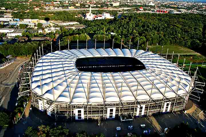 Além dos jogos, é possível fazer um tour pelos bastidores, visitando os vestiários, a sala de imprensa e o gramado. O ambiente durante as partidas faz do Volksparkstadion um local imperdível para os fãs de esportes que visitam Hamburgo.