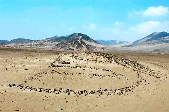 Além da pirâmide, os arqueólogos encontraram um geoglifo de 61,2 metros de comprimento e 30,3 metros de largura, que só pode ser visto de um ponto estratégico. Geoglifos são desenhos de grandes proporções feitos no solo com pedra, cascalho ou terra. 
