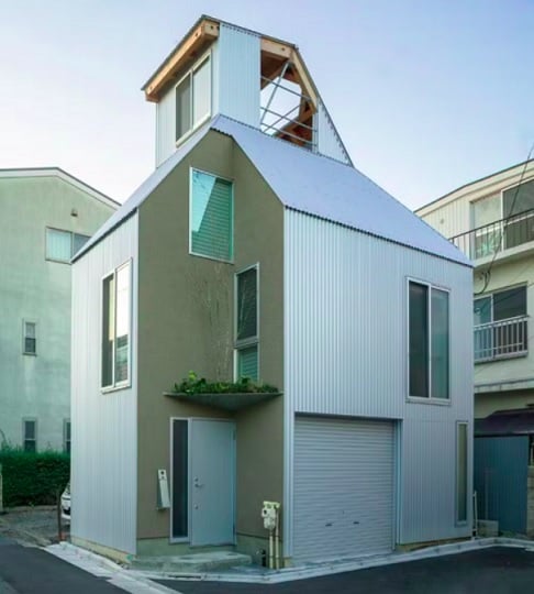 Projetada pelo escritório Kominoru Design, a casa, que tem apenas 30 m² e três andares, foi construída em um terreno de esquina.