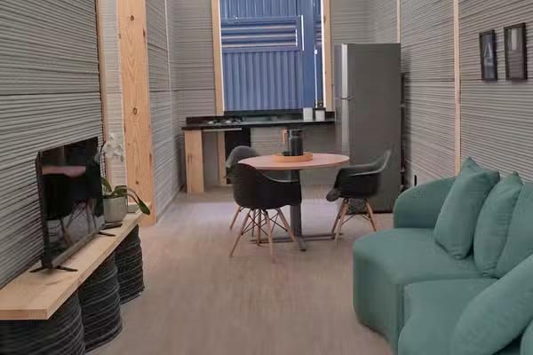 A casa com acabamentos, louças e mobiliário custa R$ 120 mil, valor inferior à média do praticado em mercado de imóveis de cidades de médio e grande porte do Brasil. 
