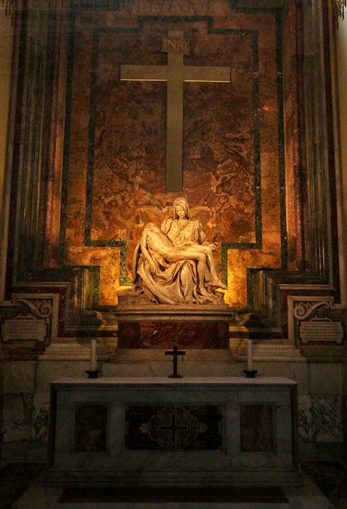 A Pietà é uma das obras mais visitadas do Vaticano. E desde que sofreu um ataque, em 1972, foi protegida por vidro à prova de bala. Tem 1,74 metro por 1,95 metro