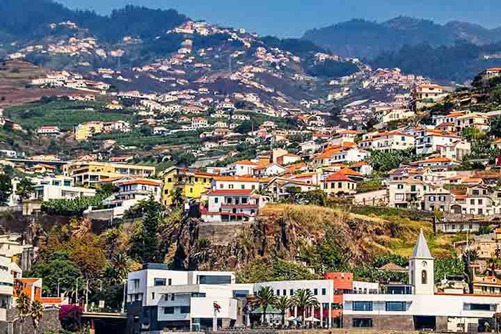 O Cabo Girão é um dos pontos turísticos mais icônicos da Madeira, famoso por ser um dos penhascos mais altos da Europa, com uma impressionante altitude de 580 metros. Localizado na costa sul da ilha, oferece uma vista panorâmica deslumbrante do mar, das falésias e das vinhas que cobrem o vale abaixo.