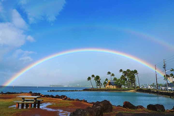 Havaí- Cidade: Honolulu, ilha de Oahu, Havaí (EUA) - Conhecido como a Capital dos Arco-Íris , o Havaí tem clima tropical, com chuvas frequentes e sol brilhante. A interação entre chuvas rápidas e sol forte cria condições perfeitas para arco-íris.
