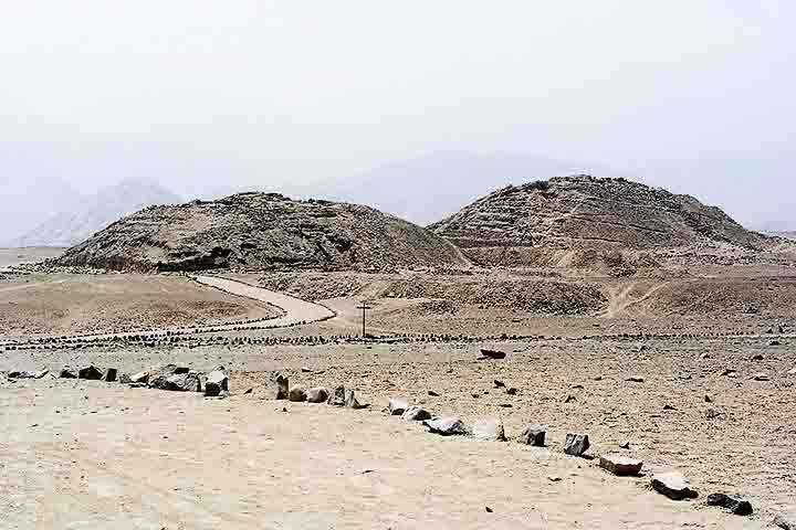 Os muros da pirâmide são compostos de grandes pedras verticais que delimitam os cantos da construção. 
