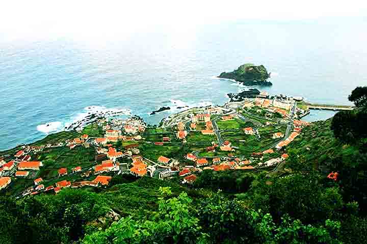 A Levada da Ribeira da Janela é uma das trilhas mais desafiadoras e recompensadoras da Madeira. Ela segue ao longo de um dos mais belos e intactos canais de irrigação da ilha, com paisagens naturais impressionantes ao longo do caminho.