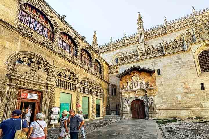 Capela Real de Granada (Espanha) – 1505-1517 - Acolhe os túmulos dos Reis Católicos e combina estilos gótico e renascentista. O altar-mor e os vitrais aumentam sua grandiosidade. Seu acervo inclui arte sacra e objetos históricos espanhóis.