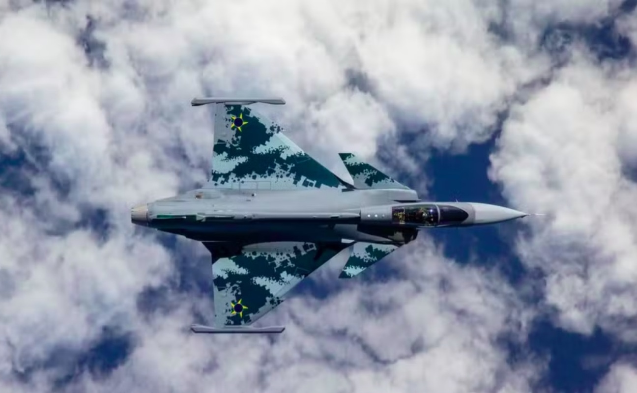 Após 16 anos de desenvolvimento, o avião fabricado pela empresa sueca Saab será incorporado ao 1º Grupo de Defesa Aérea, o esquadrão responsável por introduzir o modelo no Brasil.