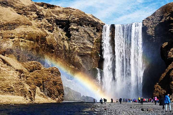 Seljalandsfoss - Cidade: Sul da Islândia, perto de Selfoss - Esta cachoeira impressionante projeta uma grande quantidade de spray de água, e o sol, quando está em um ângulo favorável, cria arco-íris visíveis de vários pontos da trilha ao redor da cachoeira.