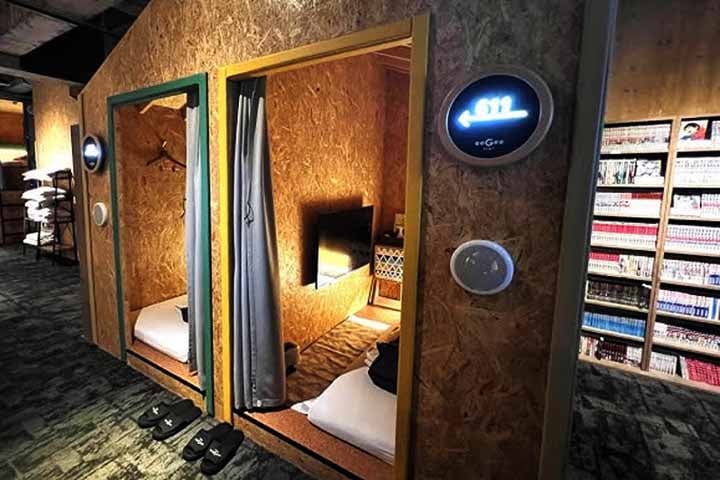 Os preços variam entre 2 mil e 5 mil ienes (cerca de R$80 a R$ 200) por noite, tornando as cápsulas uma alternativa econômica e prática para viajantes.