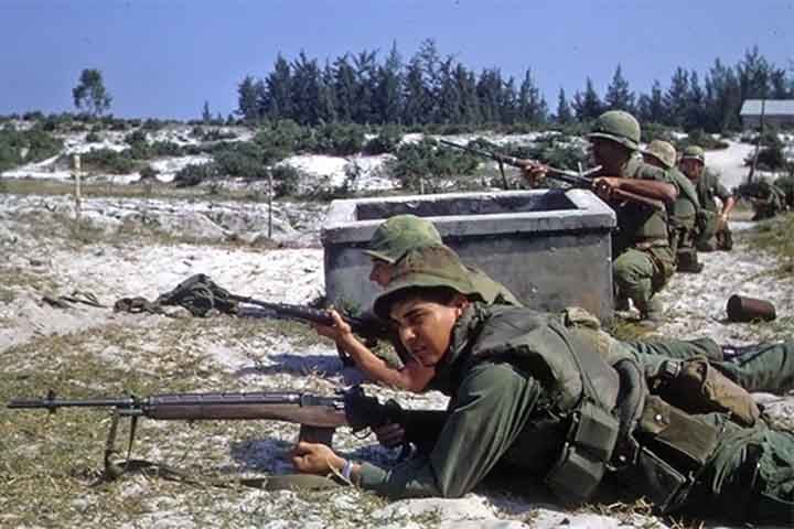 A Conferência de Genebra previa a realização de eleições gerais que definiriam a unificação das duas partes do Vietnã. O governo do sul, porém, não aceitou participar do pleito e a tensão escalou. Com a ação de guerrilheiros e exércitos, o conflito se desenvolveu nos anos seguintes. 