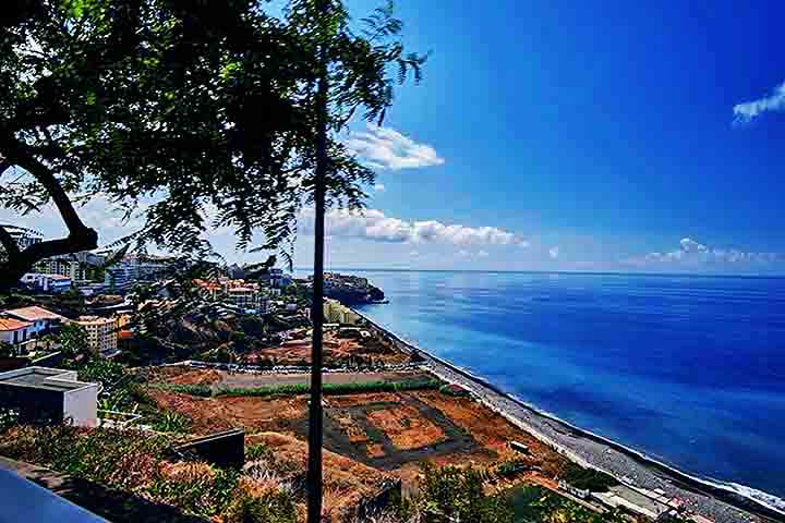 A Praia Formosa, no Funchal, é uma das praias mais conhecidas da ilha. Ao contrário das praias de areia dourada típicas, a Praia Formosa tem uma areia de pedras roliças, e sua paisagem é cercada por falésias imponentes. 