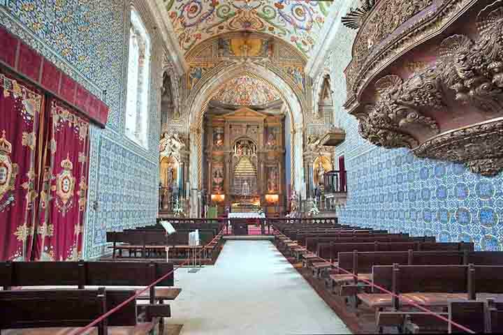 Capela de São Miguel (Portugal) – Século XVI - Situada na Universidade de Coimbra, possui teto pintado e um impressionante órgão barroco. Pequena, mas repleta de detalhes manuelinos. Era usada para cerimônias acadêmicas e religiosas.
