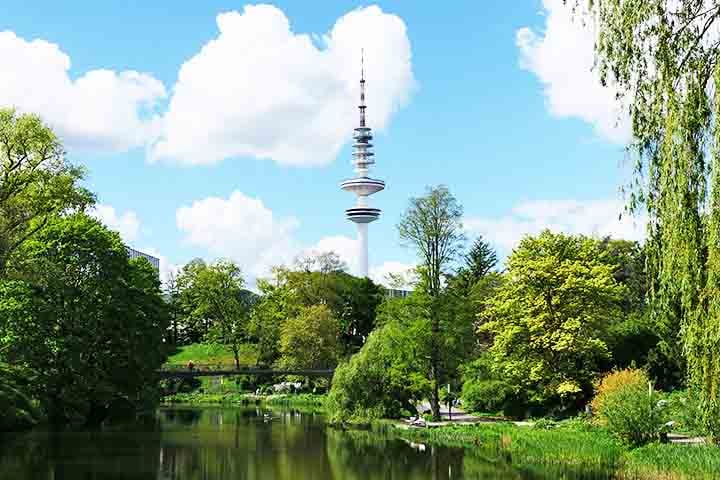 Entre as principais atrações estão o jardim japonês, o maior da Europa, e os espetáculos noturnos de fontes luminosas. O parque também conta com eventos culturais e é um ótimo local para caminhadas, piqueniques e passeios.