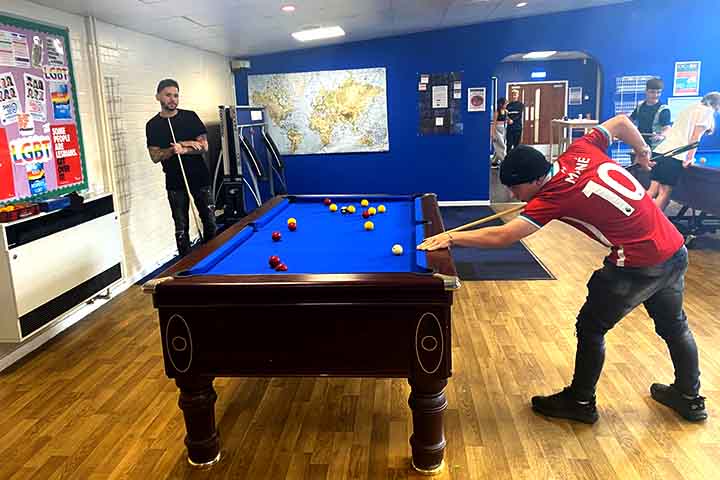 A sinuca pode ser jogada por pessoas de qualquer idade, mas é mais comum entre adolescentes e adultos. Em torneios oficiais, jogadores costumam começar na juventude e podem seguir carreira profissional