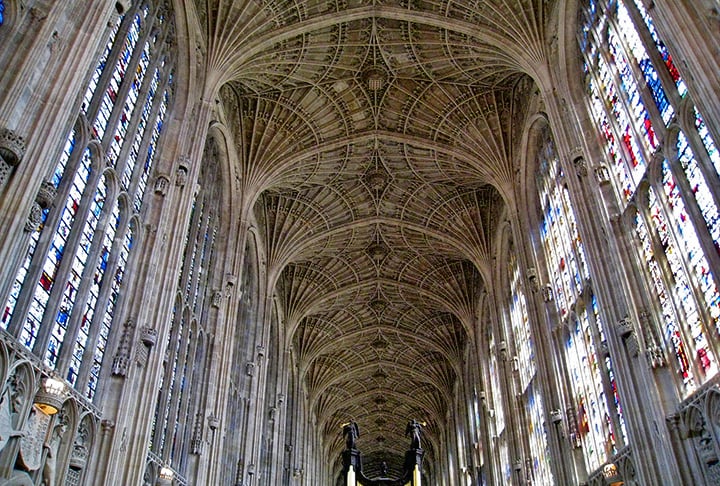 Capela do King's College (Cambridge, Inglaterra) - Tem 12 grandes janelas feitas de 1515 a 1531 por vidraceiros flamengos no reinado de Henrique VIII
