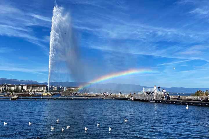 Jet d'Eau - Cidade: Genebra, Suíça - O famoso jato de água de Genebra lança um grande volume de água a 140 metros de altura no Lago de Genebra. Quando o sol brilha sobre a neblina formada pelo jato, arco-íris aparecem com frequência ao redor do monumento.