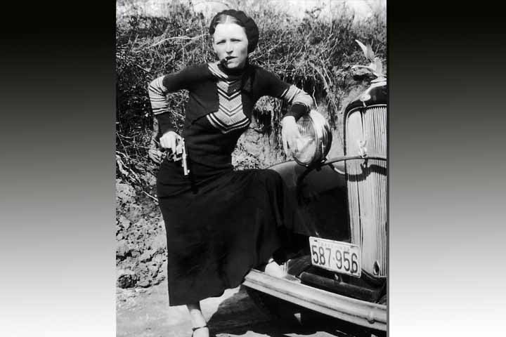 Em 1930, trabalhando como garçonete, ela conheceu o homem que mudaria completamente sua vida. Ao lado de Clyde Barrow, viveu uma onda de crimes e aventuras que a tornaria famosa por gerações.