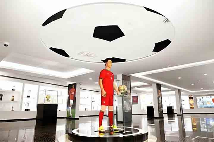 Para os fãs de futebol e de Cristiano Ronaldo, o museu oferece uma experiência única, com uma coleção impressionante que mostra sua ascensão ao topo do futebol mundial.